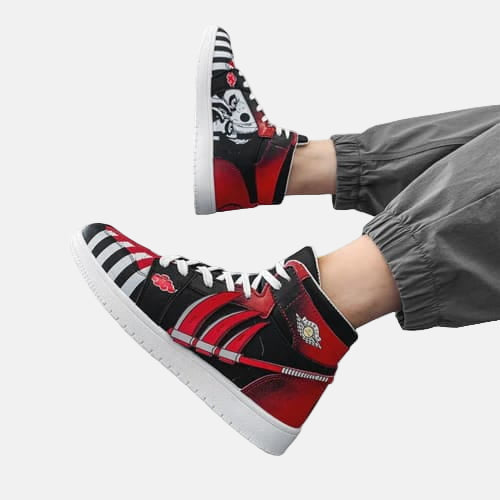 La paire de baskets Hidan Akatsuki, montrant les détails de la chaussure gauche et droite.