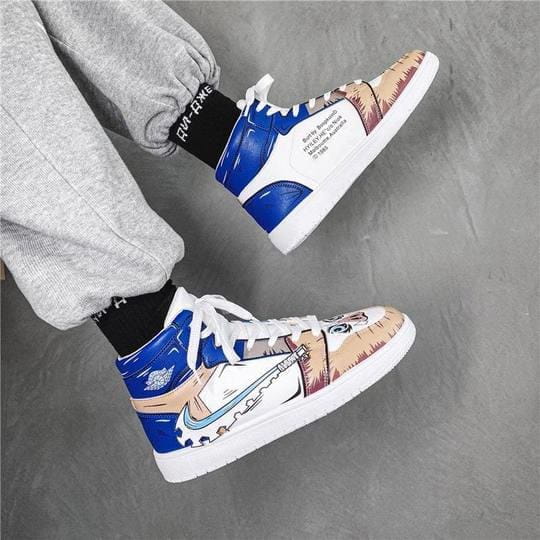 La paire de baskets Inosuke Hashibira, montrant les détails de la chaussure gauche et droite.