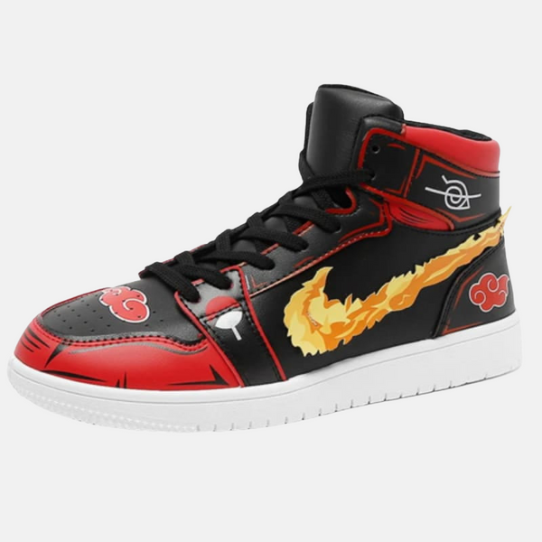 Paire de baskets montantes inspirées d'Itachi Uchiwa, montrant le design Akatsuki et le Mangekyō Sharingan.