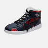 Paire de baskets montantes inspirées d'Itachi Uchiwa, montrant le design Akatsuki et le symbole Uchiwa.