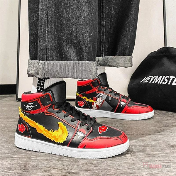 La paire de baskets Itachi Uchiwa Akatsuki, montrant les détails de la chaussure gauche et droite.