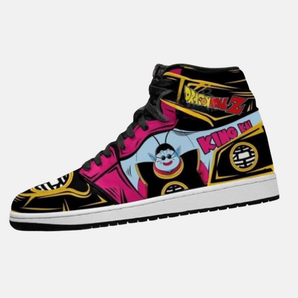 Paire de baskets montantes inspirées de Kaiô du Nord, montrant le design cosmique et le kanji du personnage.