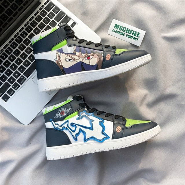 La paire de baskets Kakashi Hatake, montrant les détails de la chaussure gauche et droite et le Sharingan.