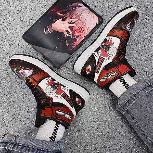 Vue arrière des baskets Ken Kaneki, montrant les détails sur le talon de la chaussure.