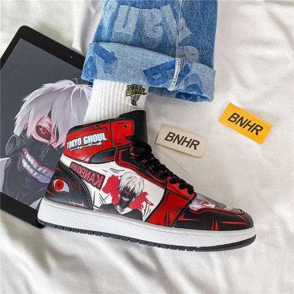 La paire de baskets Ken Kaneki, montrant les détails de la chaussure gauche et droite.