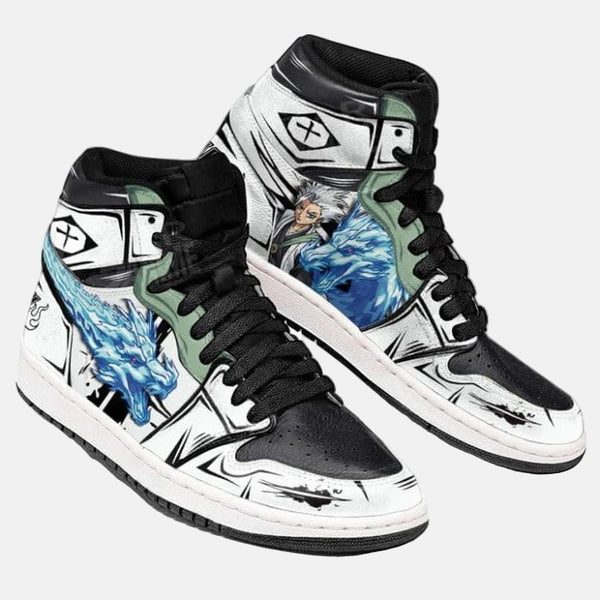 La paire de baskets Kenpachi Zaraki, montrant les détails de la chaussure gauche et droite.