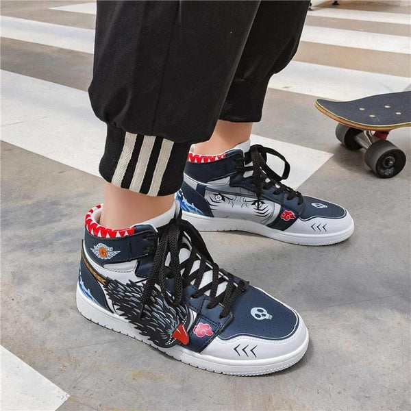 Vue arrière des baskets Kisame Hoshigaki, montrant les détails sur le talon de la chaussure.