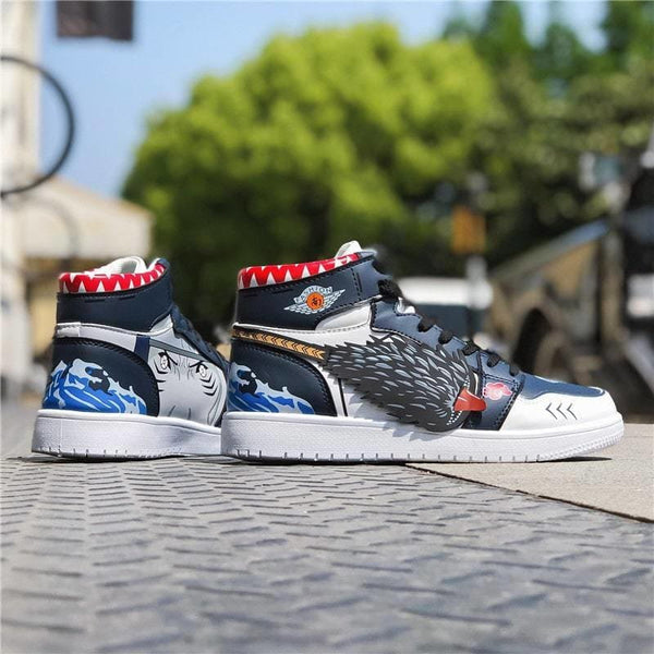 La paire de baskets Kisame Hoshigaki, montrant les détails de la chaussure gauche et droite.