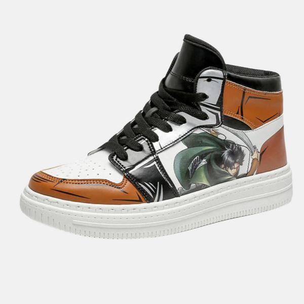 Paire de baskets montantes inspirées de l'uniforme de Livaï Ackerman, montrant le design tactique de L'Attaque des Titans.