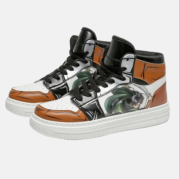 La paire de baskets Livaï Ackerman, montrant les détails de la chaussure gauche et droite.