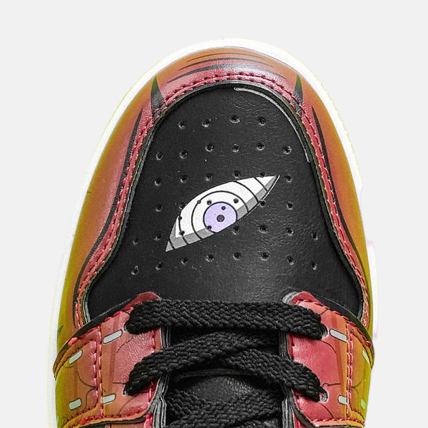 Vue de dessus des baskets Madara Uchiwa, montrant les détails sur la languette de la chaussure.