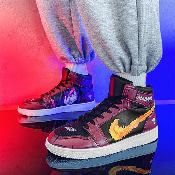 La paire de baskets Madara Uchiwa, montrant les détails de la chaussure gauche et droite.