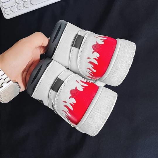 Baskets Minato Namikaze de Naruto portées, montrant leur style streetwear et leur coupe