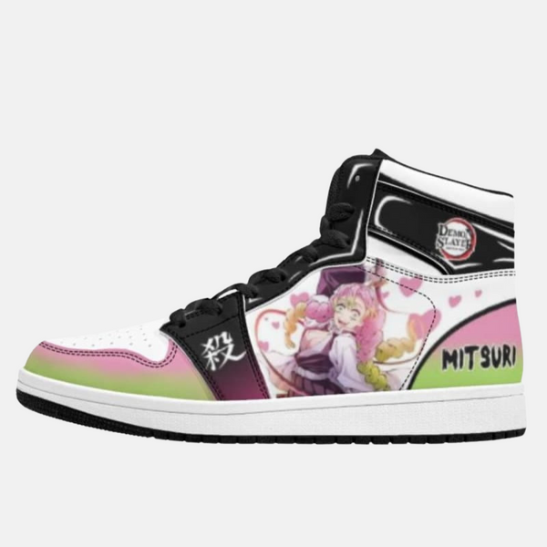 Paire de baskets montantes inspirées de Mitsuri Kanroji, montrant le design rose et vert du Pilier de l'Amour