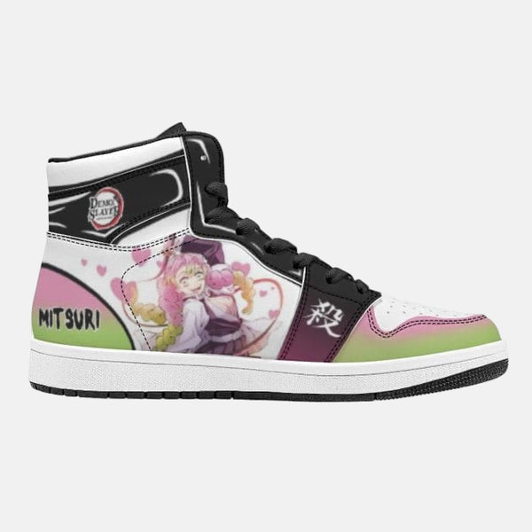 La paire de baskets Mitsuri Kanroji, montrant les détails de la chaussure gauche et droite.