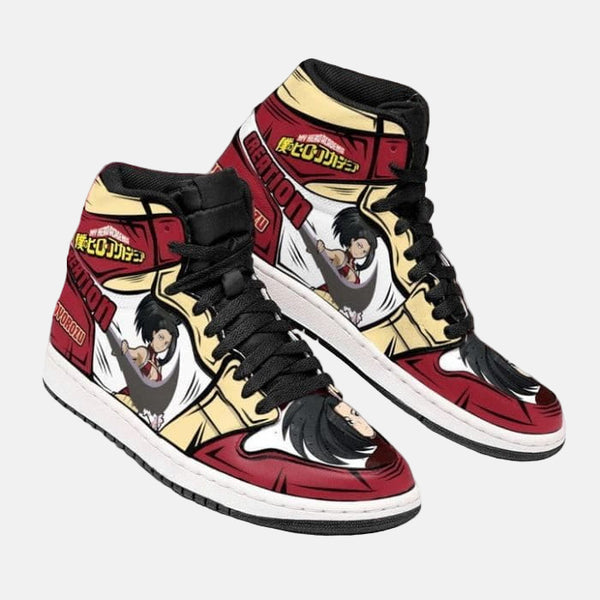 La paire de baskets Momo Yaoyorozu, montrant les détails de la chaussure gauche et droite.