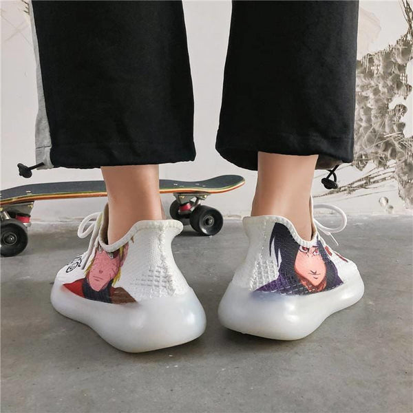 Baskets Naruto et Sasuke de Naruto portées, montrant leur style streetwear et leur coupe.