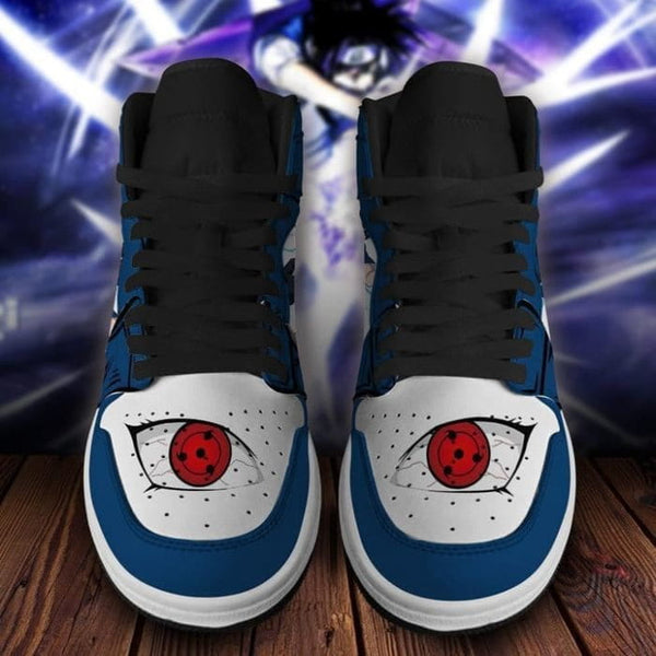 Vue arrière des baskets Naruto et Sasuke, montrant les détails sur le talon de chaque chaussure.