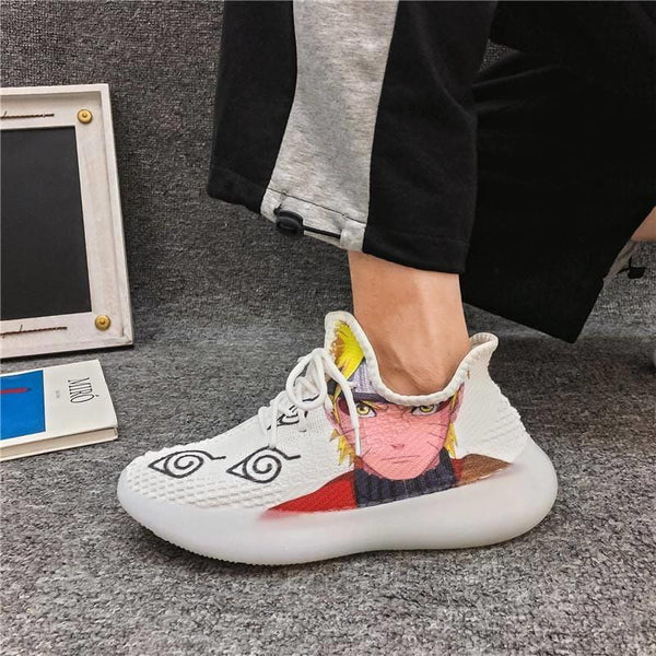 Vue arrière des baskets Naruto et Sasuke, montrant les détails sur le talon de la chaussure.