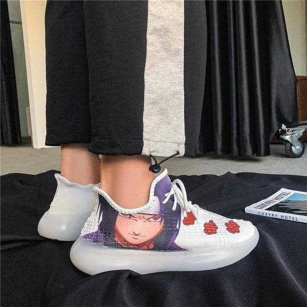 Vue arrière des baskets Naruto et Sasuke, montrant les détails sur le talon de la chaussure.