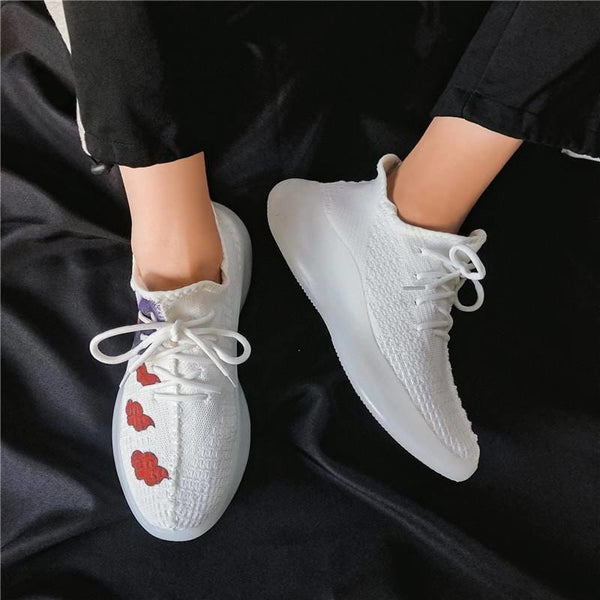 La paire de baskets Naruto x Sasuke, montrant le visage de chaque personnage sur une chaussure.