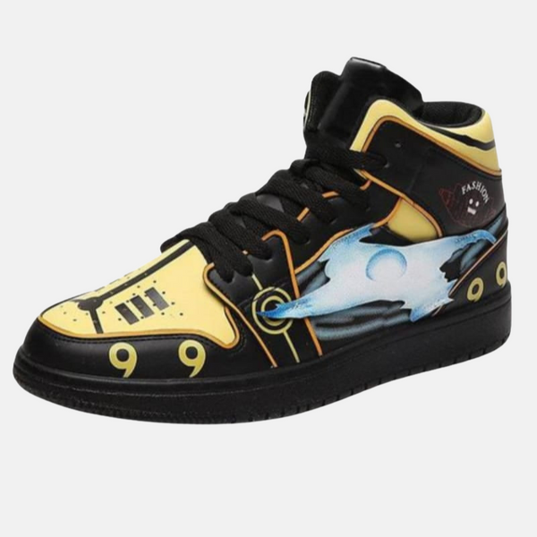 Paire de baskets montantes inspirées de Naruto Uzumaki, montrant le design noir et orange et le symbole de Konoha.