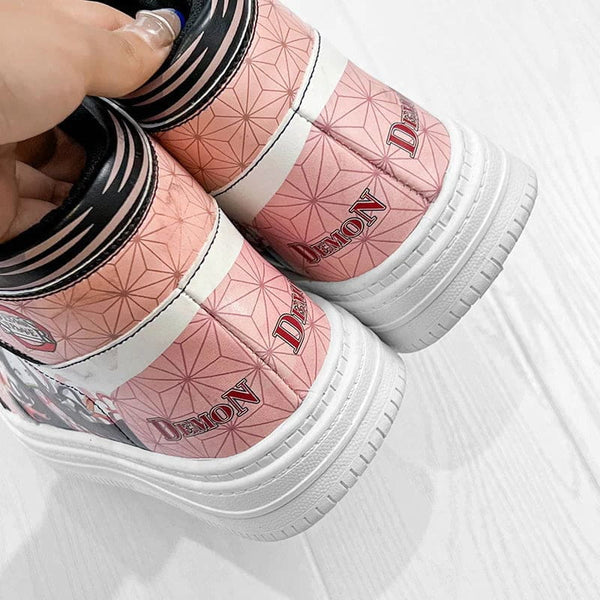 Baskets Nezuko Kamado de Demon Slayer portées, montrant leur style streetwear et leur coupe.