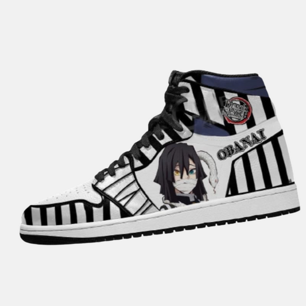 Paire de baskets montantes inspirées d'Obanai Iguro, montrant le design rayé de son haori et l'illustration du personnage.