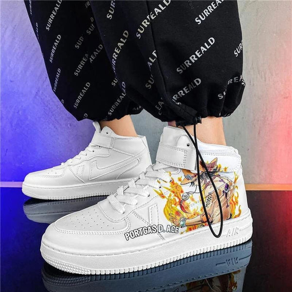 La paire de baskets Portgas D. Ace, montrant les détails de la chaussure gauche et droite et le logo.