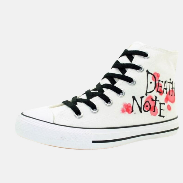 Paire de baskets montantes inspirées de Ryuk, montrant le design blanc et l'illustration du Dieu de la Mort de Death Note.