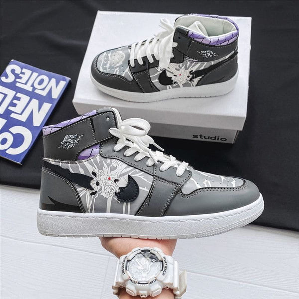 La paire de baskets Sasuke Kirin, montrant les détails de la chaussure gauche et droite.