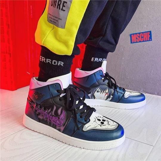 Vue arrière des baskets Sasuke Uchiwa, montrant les détails sur le talon de la chaussure et le symbole Uchiwa.