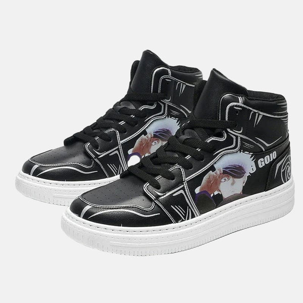 La paire de baskets Satoru Gojo, montrant les détails de la chaussure gauche et droite.