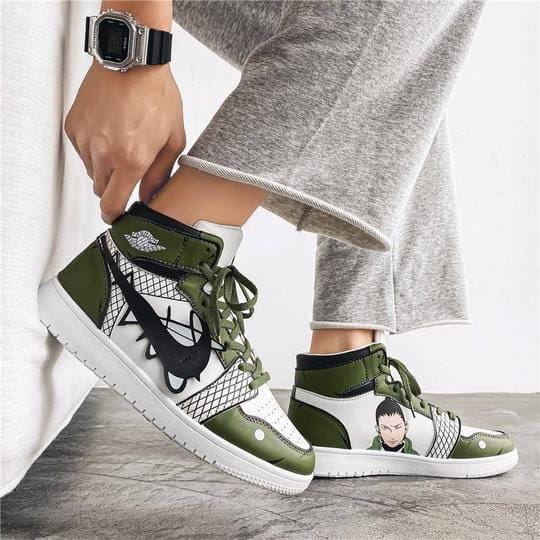 Baskets Shikamaru Nara de Naruto portées, montrant leur style streetwear et leur coupe.