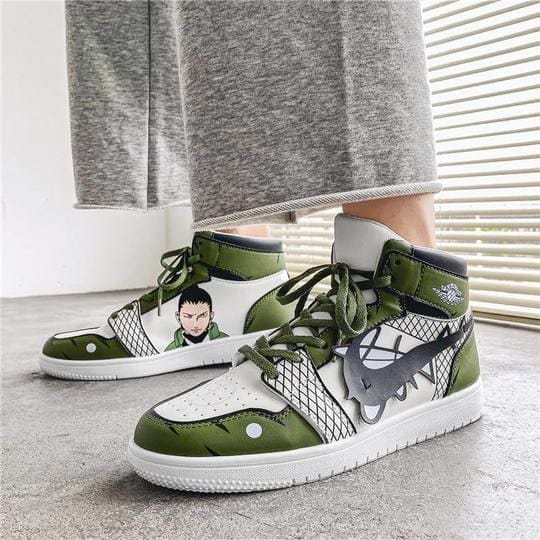 La paire de baskets Shikamaru Nara, montrant les détails de la chaussure gauche et droite.