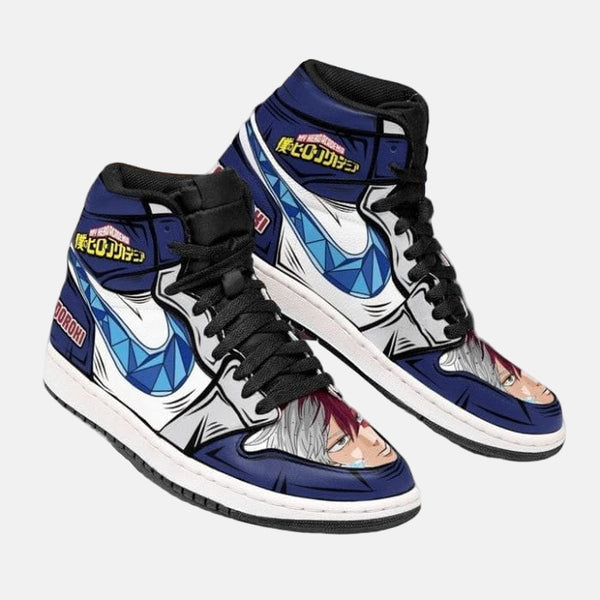 La paire de baskets Shoto Todoroki, montrant les détails de la chaussure gauche et droite.