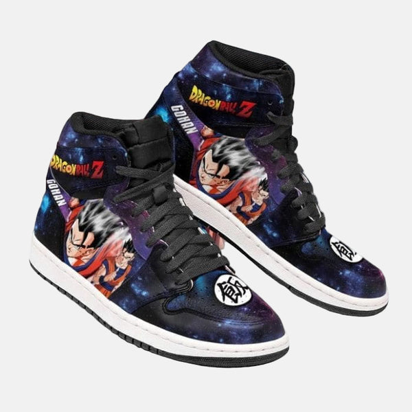 La paire de baskets Son Gohan Ultime, montrant les détails de la chaussure gauche et droite.