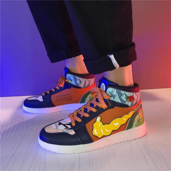 La paire de baskets Son Goku, montrant les détails de la chaussure gauche et droite.