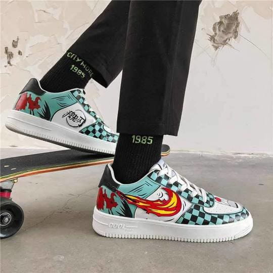 La paire de baskets Tanjiro Kamado, montrant les détails de la chaussure gauche et droite.