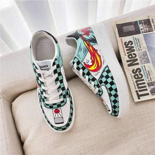 Vue de dessus des baskets Tanjiro Kamado, montrant les lacets et le design sur le devant de la chaussure.