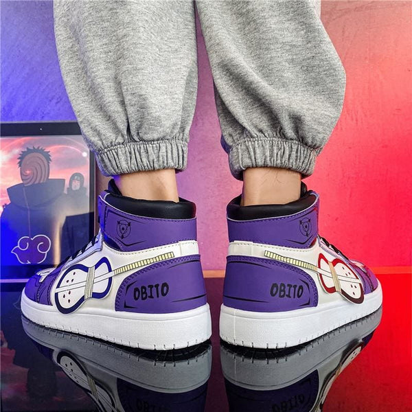 Baskets Tobi (Obito Uchiwa) de Naruto portées, montrant leur style streetwear et leur coupe.