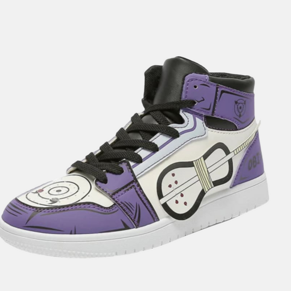 Paire de baskets montantes inspirées de Tobi (Obito Uchiwa), montrant le design du vortex Kamui et les couleurs de l'Akatsuki.