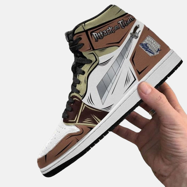 La paire de baskets Tobi, montrant les détails de la chaussure gauche et droite et le Sharingan.