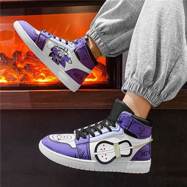 La paire de baskets Tobi, montrant les détails de la chaussure gauche et droite et le Sharingan.
