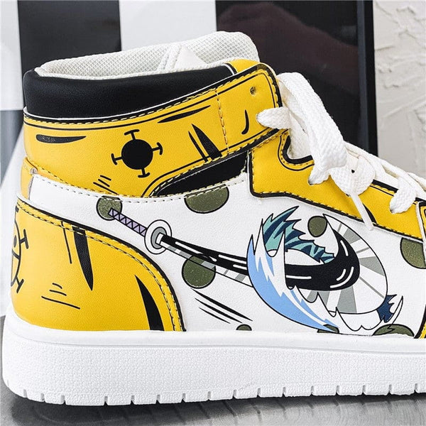 La paire de baskets Trafalgar Law, montrant les détails de la chaussure gauche et droite et le Jolly Roger des Heart Pirates.