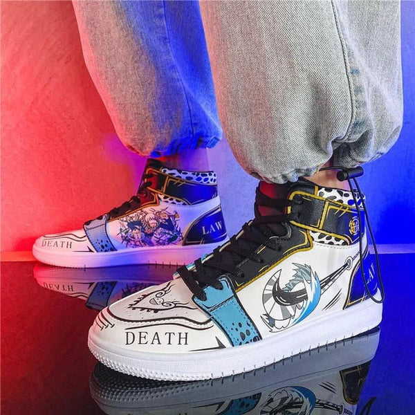 Baskets Trafalgar Law de One Piece portées, montrant leur style streetwear et leur coupe.