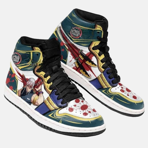 La paire de baskets Uzui Tengen, montrant les détails de la chaussure gauche et droite