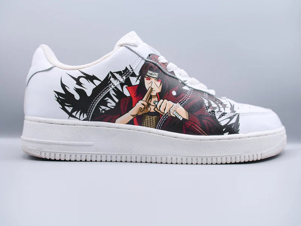 Vue latérale gauche des baskets blanches avec Itachi en noir et rouge