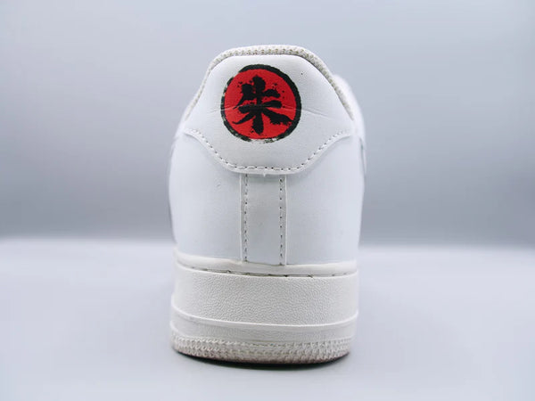 Vue arrière avec symbole du Mangekyō Sharingan imprimé en rouge