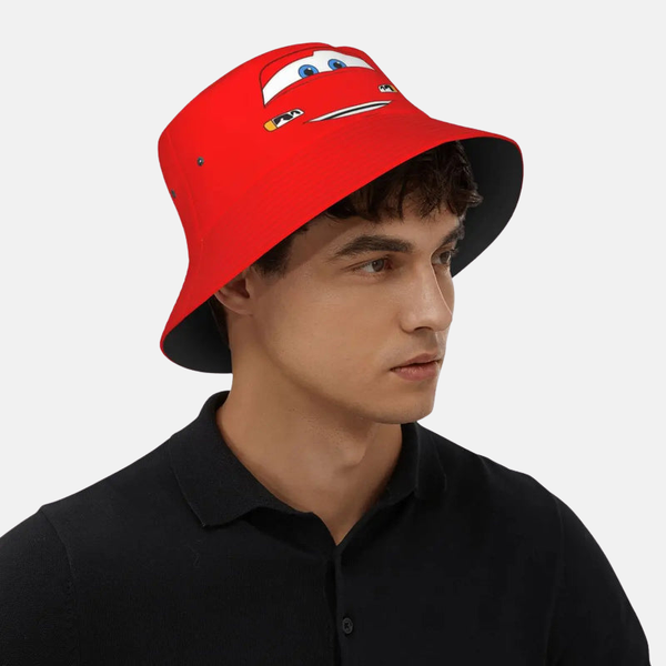Personne portant le bob rouge Flash McQueen "Regard", montrant son style décontracté et amusant.